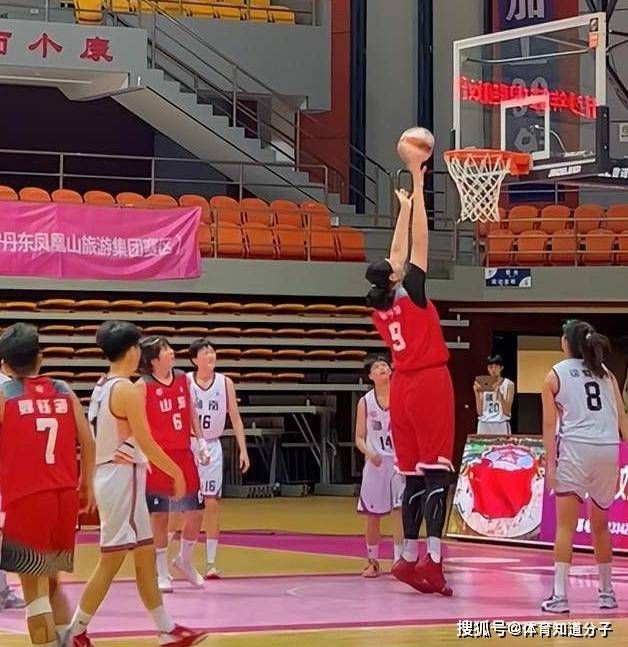 施天齐也跟着道：叶大师医达天下，医术神乎其技，老朽对您也是佩服无比，若是叶大师他日有任何差遣，老朽刀山火海、莫敢不从
